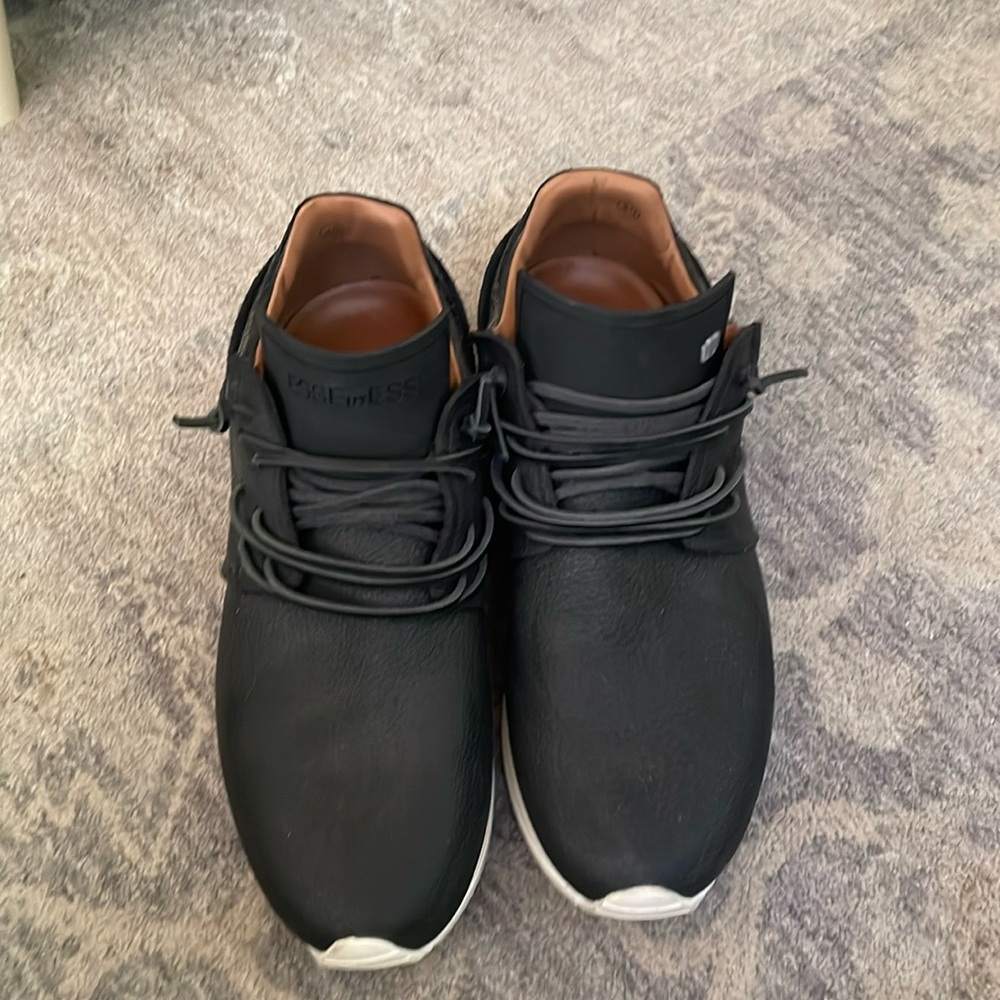 Esseutesse black sneaker